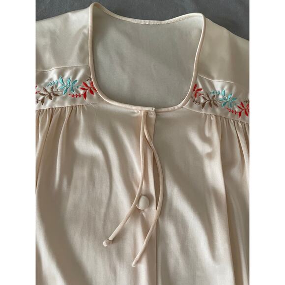 Vintage JCPenney Nylon Robe Size M Ivory Bath Casual Housecoat - Picture 3 of 8
